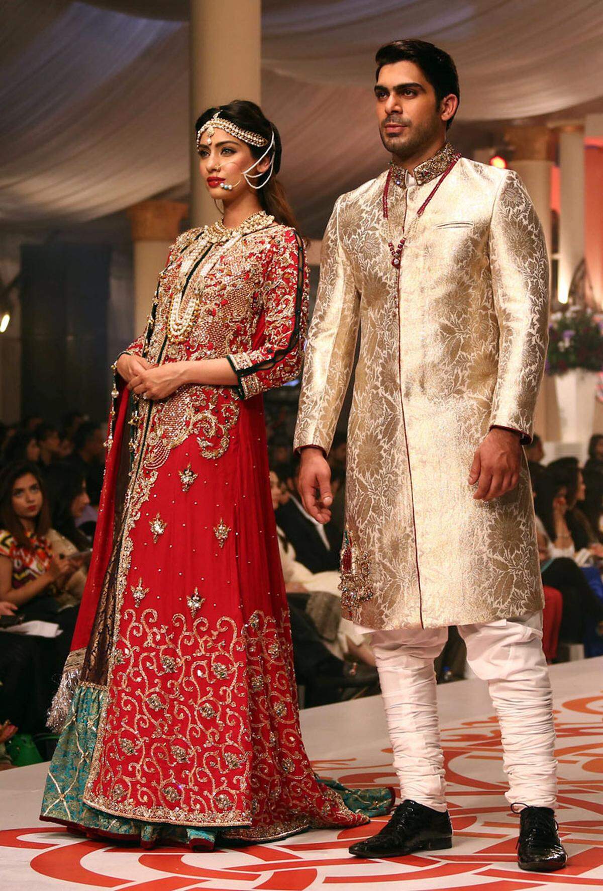 Sehen und gesehen werden. Pakistanische Brautkleider sind selten Weiß, dafür stechen sie mit üppigen Verzierungen, viel Gold und sattem Rot ins Auge.