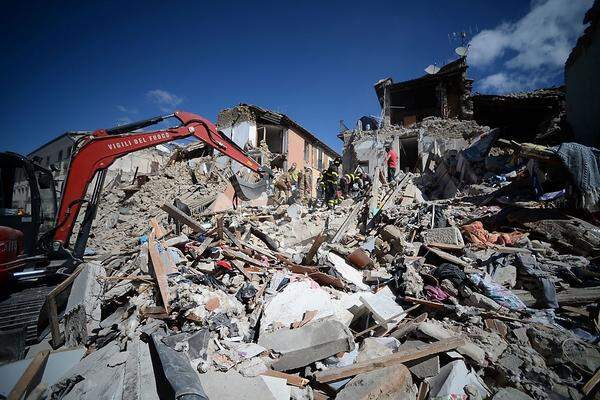 Amatrice ist eine beliebte Stadt bei Touristen und liegt 140 Kilometer nordöstlich von Rom. Das Gebiet der Gemeinde mit 2500 Einwohner gehört zum Naturschutzpark des Apennin-Massivs Gran Sasso. Die Patienten des Krankenhauses von Amatrice mussten die Anlage verlassen.