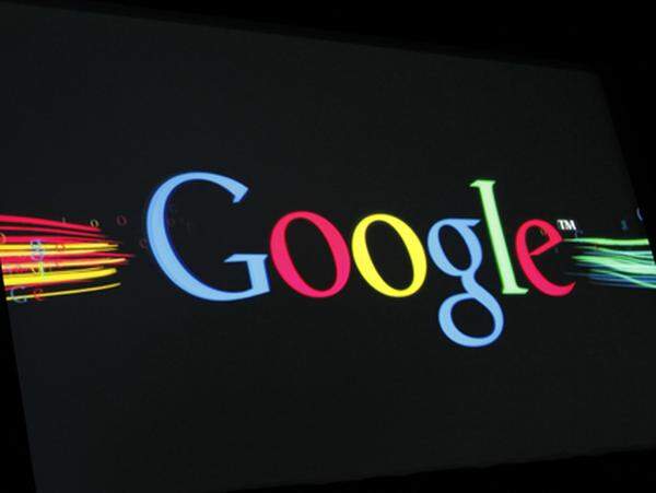 1997: Die Suchmaschine wird in Google umbenannt - nach dem mathematischen Begriff "Googol" für die Zahl 1 mit hundert Nullen.