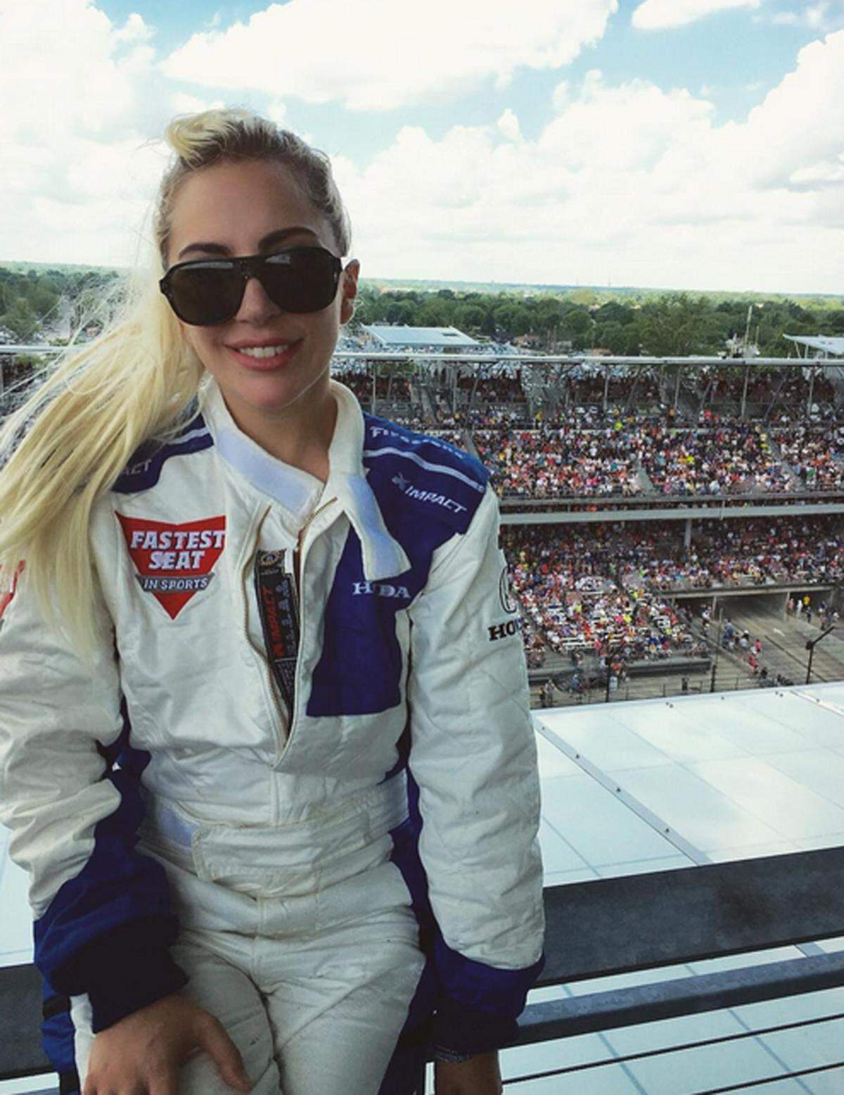 Lady Gaga stattete dem Indianapolis Motor Speedway Autorennen einen Besuch ab.