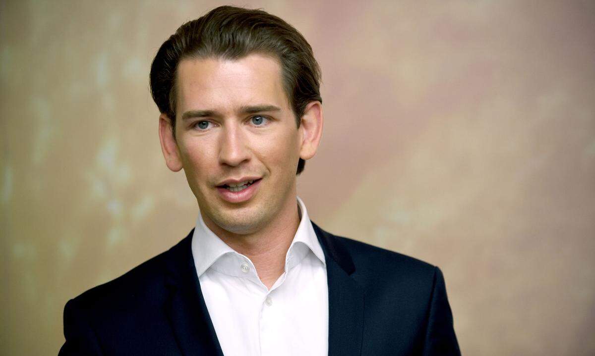 Jovial gab sich hie und da auch Kanzler Sebastian Kurz: „Am liebsten ist mir nach wie vor Sebastian. Mit den meisten bin ich ohnehin per du.“ Bei aller Freundschaft dürfe allerdings nicht das türkis-blaue Ziel aus den Augen gelassen werden, mahnte er: „Wir haben die Wolkendecke durchbrochen, wir haben die Reiseflughöhe erreicht und wir sind mit voller Geschwindigkeit unterwegs, um unser Regierungsprogramm auch wirklich umzusetzen.“