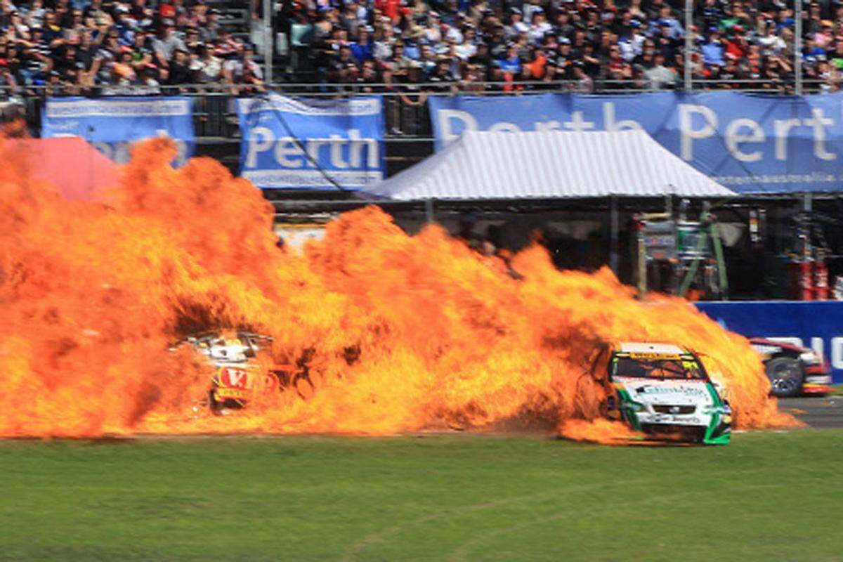 Ein Crash bei der Australian V8 Supercar-Serie endete in Flammen.
