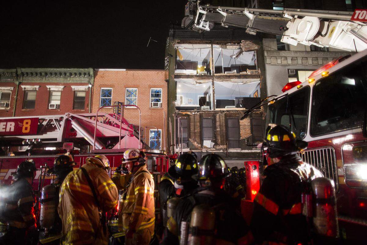 New York. Die Fassade eines vierstöckigen Gebäudes an der Ecke 14. Straße und 8th Avenue ist zusammengebrochen.