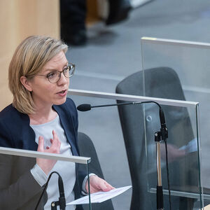 Infrastrukturministerin Leonore Gewessler verweist auf die „verfehlte Politik“ der vergangenen 20 Jahre.