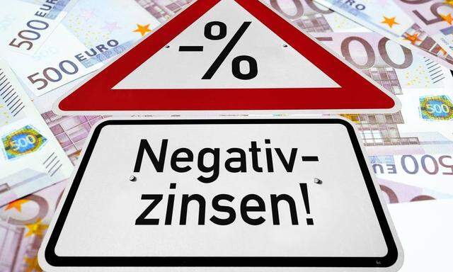 Warnschild mit Aufschrift Negativzinsen auf 500 Euro Geldscheinen
