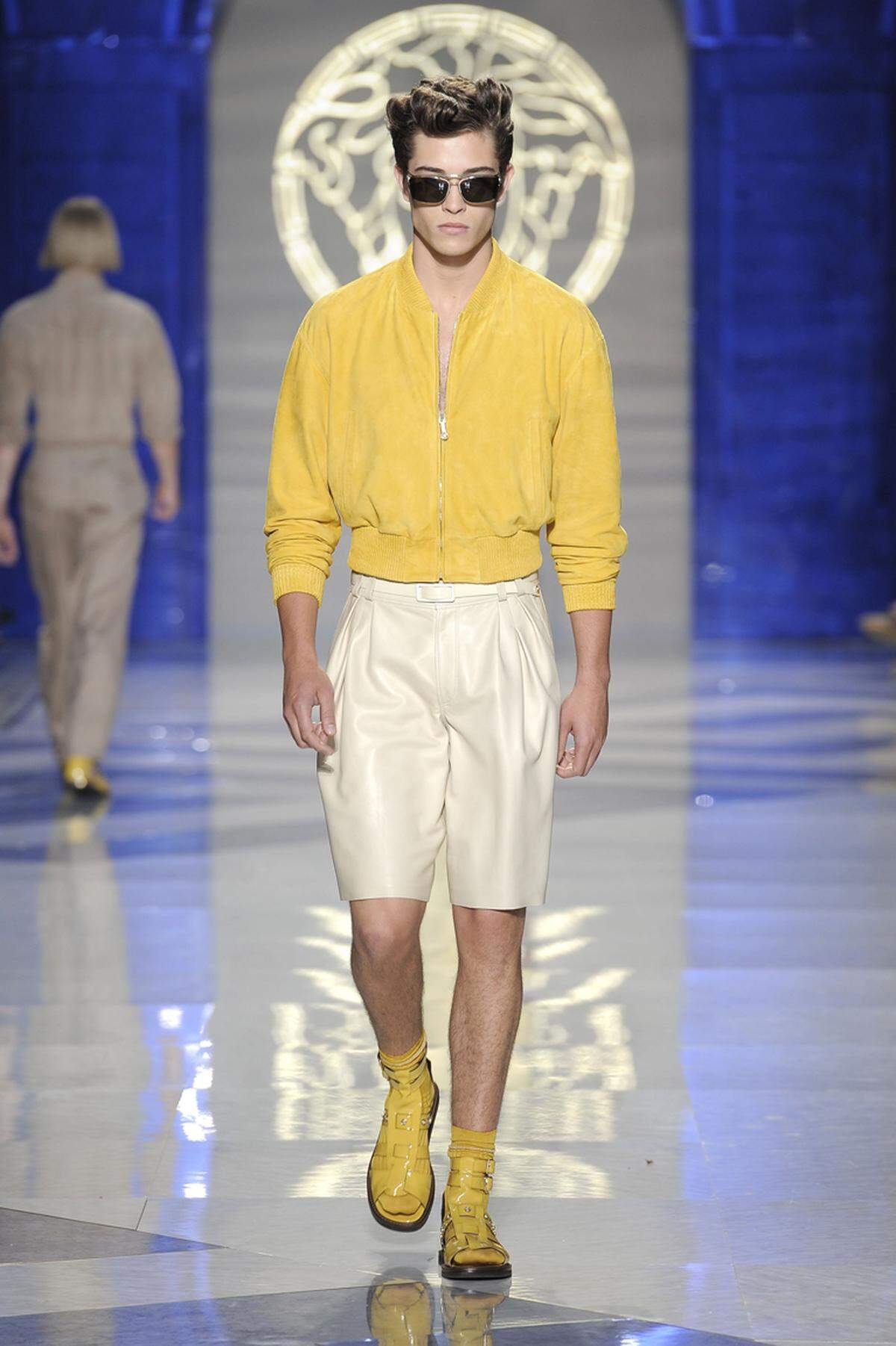 Im Frühling müssen die Männer vor allem eines sein: Modemutig. Schließlich ließ Donatella Versace ihre Models von Kopf bis Fuß in Farbe getaucht über den Catwalk laufen.