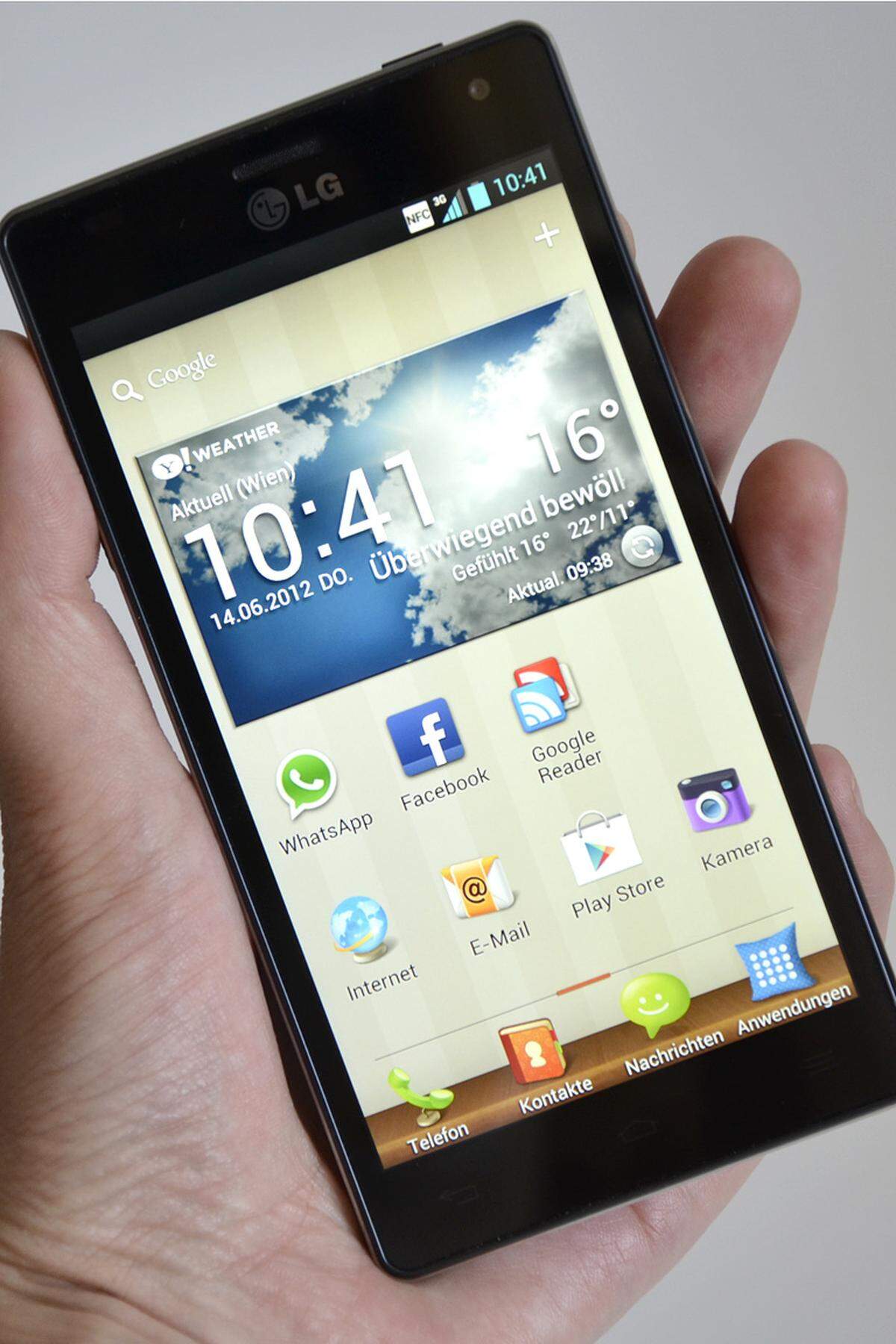 Trotz seiner Größe, liegt das LG-Smartphone gut in der Hand.