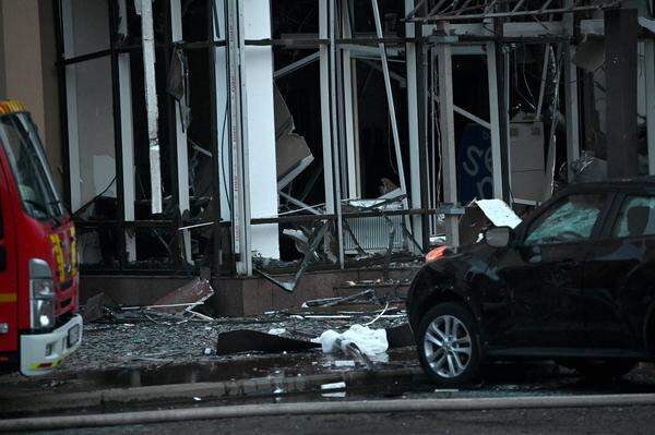 Bilder vom Raketeneinschlag beim Hotel in Saporischschja.