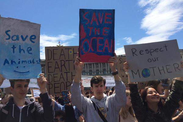 "Save the ocean", "Respect our mother": Wie schon bei den früheren Protesten waren die (größtenteils handgemalten) Plakate sehr unterschiedlich.