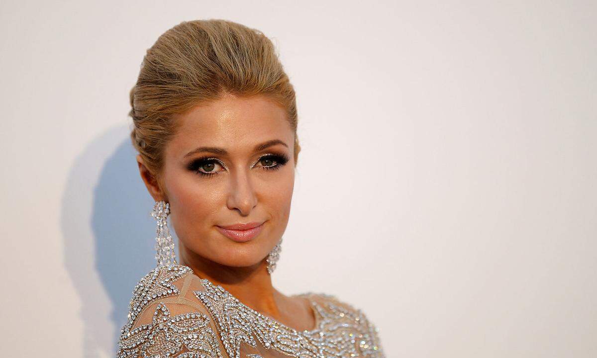 Der Gefängnis-Kurzaufenthalt des Starlets Paris Hilton hätte ein tragisches Ende gefunden, wäre es nach dem Internet gegangen. Kaum hatte sie ihre Strafe wegen Trunkenheit am Steuer angetreten, wurde sie angeblich von einer Mitinsassin erstochen. In Realität saß sie ihre Strafe in einem Promi-Sonderbereich des Gefängnisses ab und auch ihre Zellengenossin wurde speziell ausgesucht.