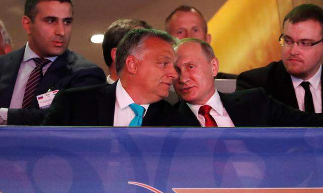 Ungarns Ministerpräsident Orbán (l.) sympathisiert offen mit Wladimir Putin. 