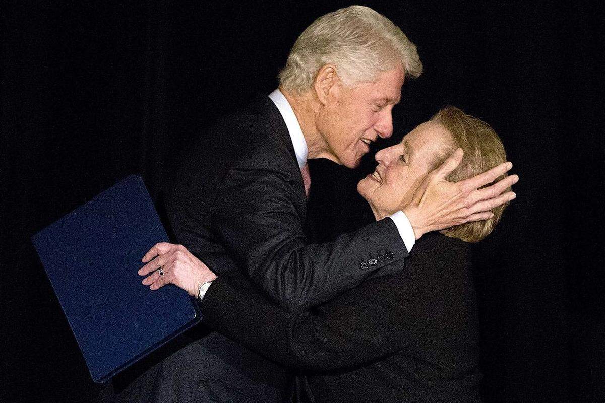 Seit bald 13 Jahren ist Bill Clinton nicht mehr US-Präsident. In der Öffentlichkeit ist er aber so präsent wie eh und je. Hier etwa mit seiner ehemaligen Außenministerin Madleine Albright anlässlich einer Ehrung.