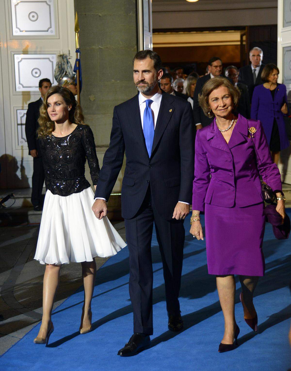 Verspielter und glamouröser präsentierte sich Letizia in Schwarz und Weiß bei einer Gala im Teatro Campoamor.