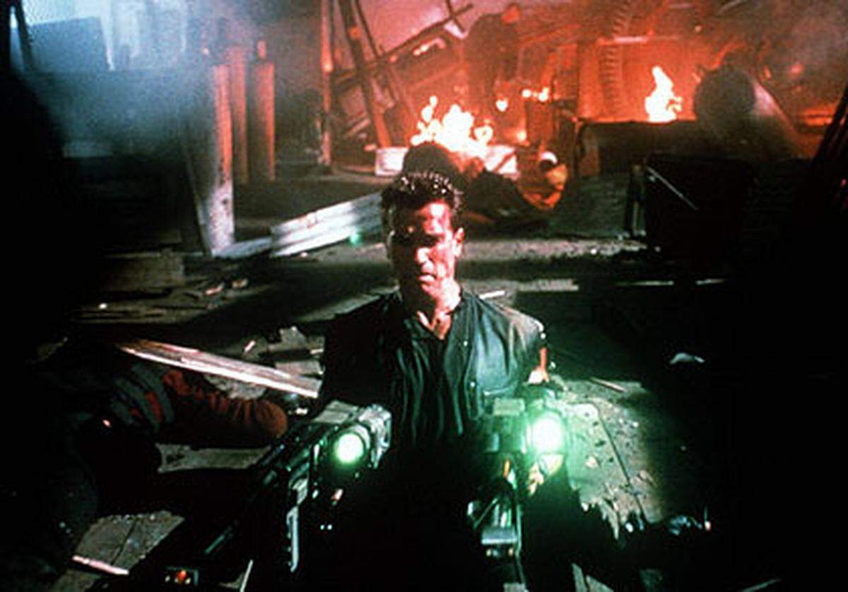 Doch noch ist es nicht so weit, und deswegen muss Arnold Schwarzenegger weiter Filme mit imposanten Schusswaffen und knallenden Explosionen drehen. Das gelang ihm mit Filmen wie dem selbstironischen "Last Action Hero" (1993), dem Agentenfilm "True Lies" (1994) und dem Actionkracher "Eraser" (1996) auch ganz gut.