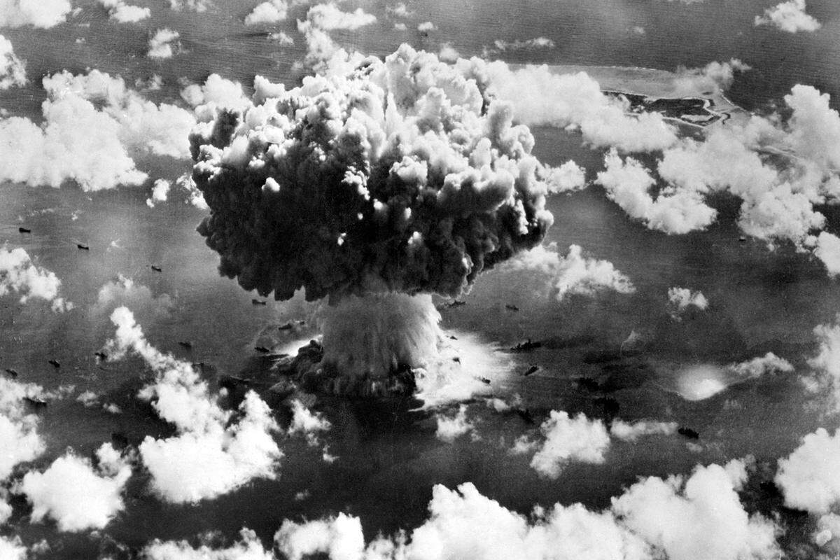 Das US-Militär führt derweil die Operation Crossroads durch. Im Juni und Juli 1946 zündet es zwei Atombomben mit einer Sprengkraft von jeweils 23.000 Tonnen TNT. Mehrere ausgemusterte Kriegsschiffe werden versenkt, tausende Versuchstiere verstrahlt.