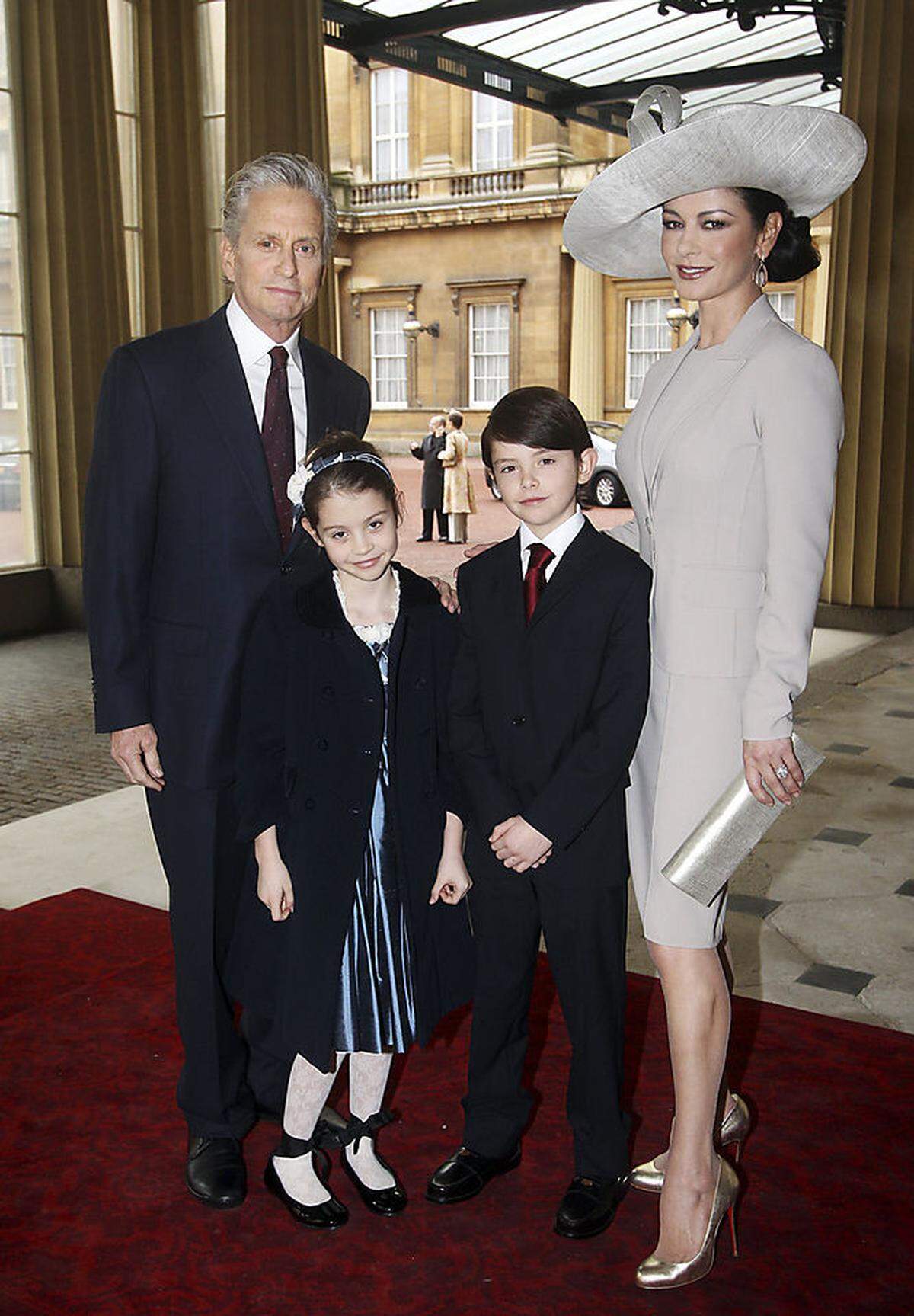 So posierte Douglas schon als Siebenjährige neben ihrem Bruder Dylan und ihren Eltern auf den Eingangsstufen des Buckingham-Palasts in London. Ihre Mutter wurde damals in den Rang eines Commander of the British Empire erhoben. Das nennt man Übung.
