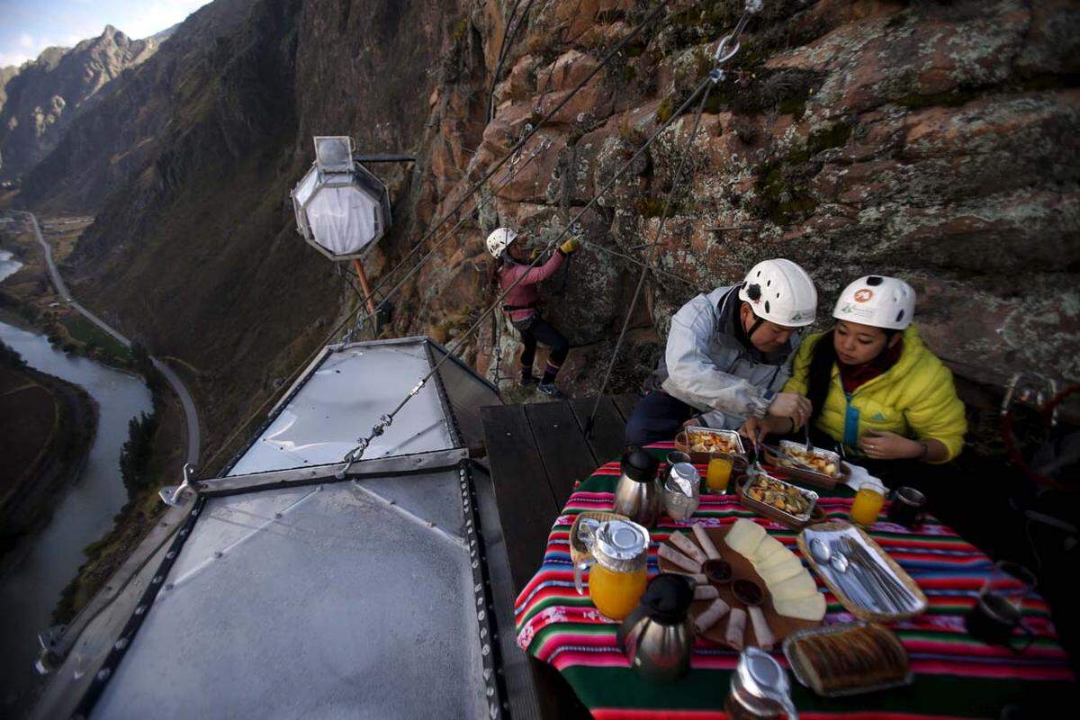 Gefrühstückt wird auf einem kleinen Holzplateau. Und zwar mit Helm.