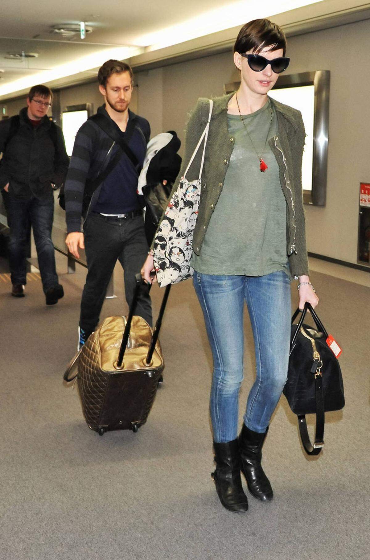 Anne Hathaway greift auf die scheinbar bewährte Kombination aus Jeans und Blazer zurück.