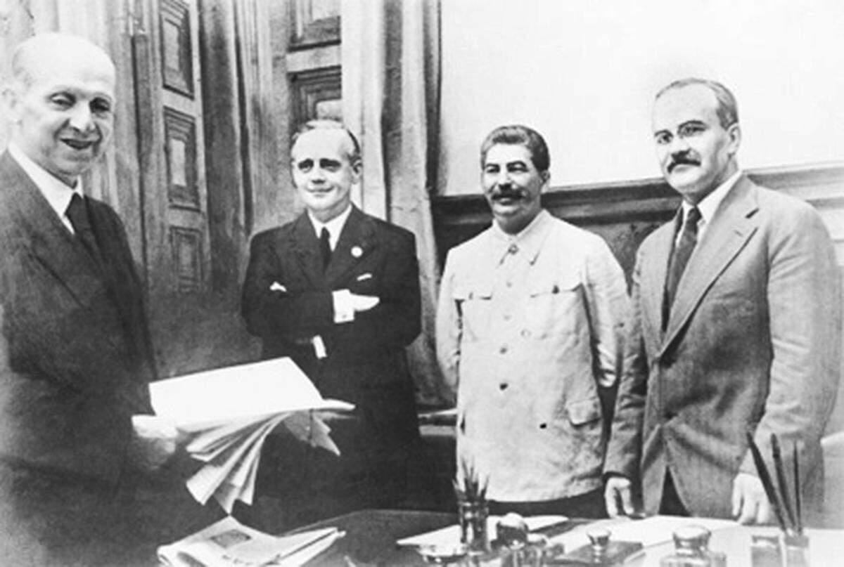 Am 23. August 1939 war Polen schon auf dem Grünen Tisch aufgeteilt worden. Außenminister Joachim von Ribbentrop (2. von links) unterzeichnete in Moskau im Beisein des Diktators Josef Stalin einen Nichtangriffspakt mit der Sowjetunion. (Rechts der sowjetische Außenminister Wjatscheslaw Molotow, links der deutsche Diplomat Friedrich Gaus).