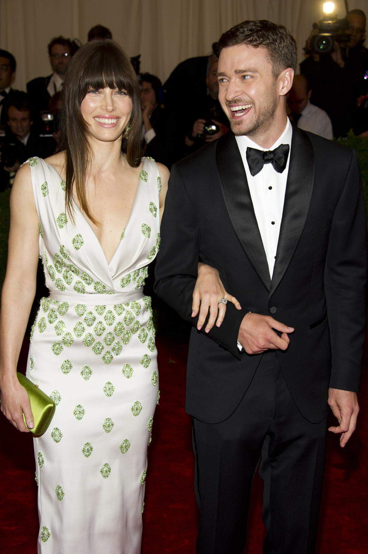 Jessica Biel erschien mit Justin Timberlake in einem weiß-grünen Kleid von Prada, das eher zum sommerlichen Brunch gepasst hätte.