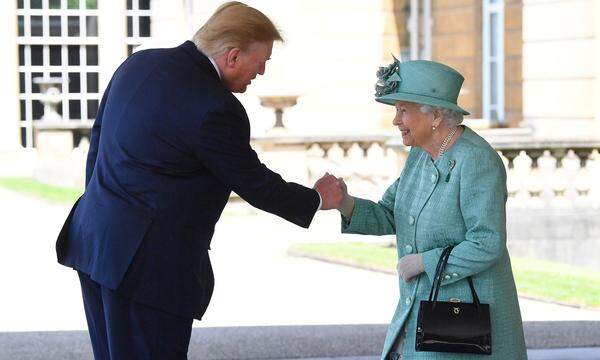 Man darf der Queen laut Protokoll durchaus die Hand schütteln, sofern er von Ihrer Majestät ausgeht. Schulter tätscheln oder Küsschen sind allerdings nicht zu empfehlen.