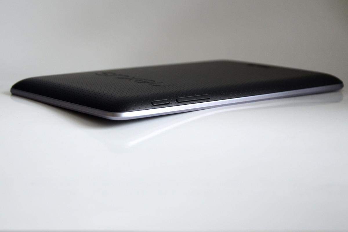 Lautstärkeregler und Einschaltknopf sind die einzigen Knöpfe des Nexus 7. Anschlüsse gibt es lediglich für Micro-USB und Kopfhörer.