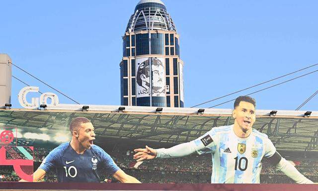 Als hätten sie in Doha schon vor der WM gewusst, wer bei diesem Fußballturnier über allen stehen würde: Kylian Mbappé und Lionel Messi sind omnipräsent.
