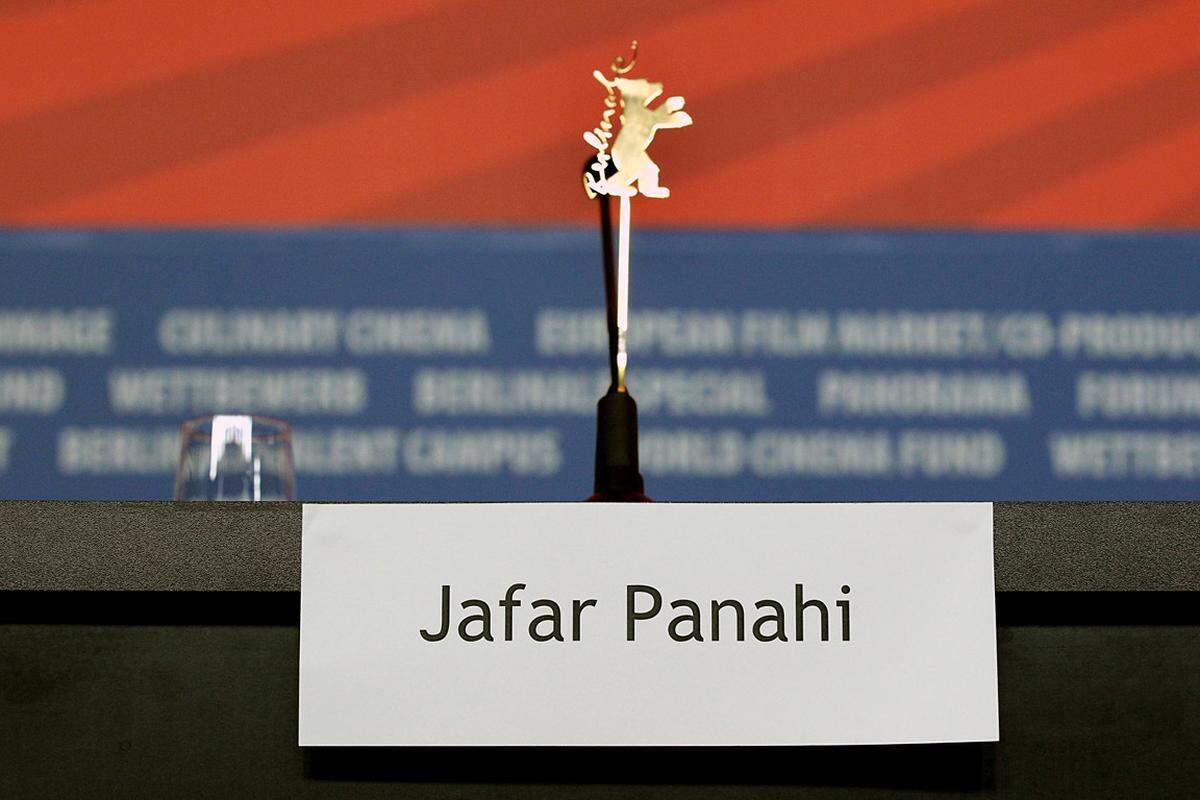 In der Jury sitzen sollte auch der iranische Regisseur Jafar Panahi. Der regimekritische Filmemacher wurde in seiner Heimat zu einer Haftstrafe verurteilt und konnte deshalb bisher nicht nach Berlin reisen. Sein Platz bei der Eröffnungskonferenz der Jury blieb deshalb demonstrativ leer.