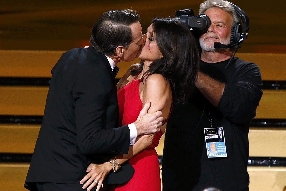 Bevor sie ihren (inzwischen fünften) Emmy entgegennehmen konnte, wurde Louis-Dreyfus von Cranston heftig geküsst. Hintergrund für die Schmuseattacke: Sie konnte sich angeblich an eine Gastauftritt Cranstons aus der Comedy-Serie "Seinfeld" nicht erinner, obwohl die beiden eine Kuss-Szene hatten.