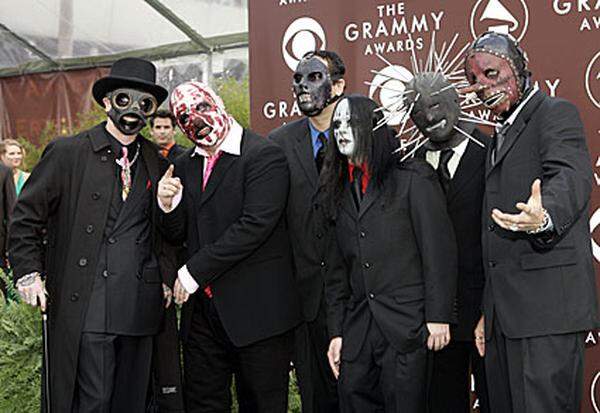 Slipknot haben sich von solchen Taten immer distanziert: Es sei "grotesk, einer Band oder einem bestimmten Musikstil die Schuld für diese Tat zu geben", schrieb die Band in einer Stellungnahme zum Amoklauf von Erfurt.