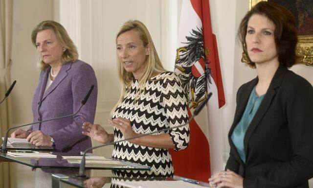Unübliche Konstellation: Außenministerin Karin Kneissl (l.), Frauenministerin Juliane Bogner-Strauß und Staatssekretärin Karoline Edtstadler traten gemeinsam auf.