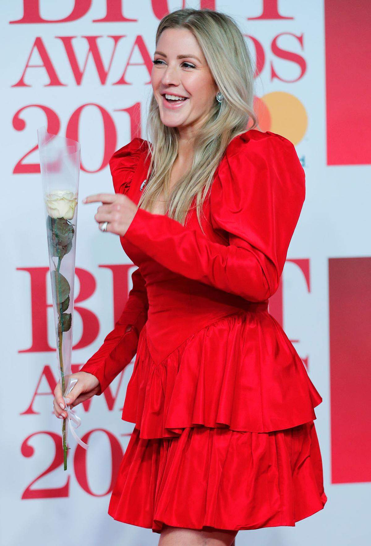 Rot war bei den diesjährigen Brit Awards die Farbe der Stunde. Bei Ellie Goulding - in einem Minikleid von Stella McCartney mit tiefsitzender Front - standen offenbar auch die 80er hoch im Kurs. Die weiße Rose war wiederum ein Hinweis auf die #metoo-Kampagne.    