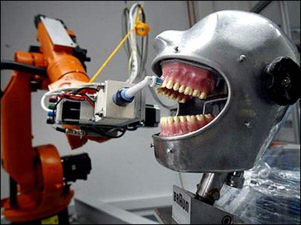Auf Bohrmaschinen kann es schon mal vorkommen, dass man den Hinweis "Nicht als Instrument zum Zähnebohren gedacht" findet.In einem Labor in Deutschland testet ein Roboter an einem künstlichen Gebiss Haltbarkeit und Gebrauchstüchtigkeit eines Aufsatzes für elektrische Zahnbürsten.