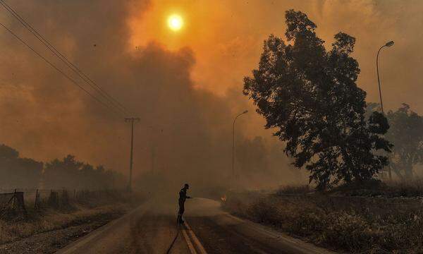 Der Brand in Mati war am Dienstag eingedämmt, allerdings wütete 50 Kilometer westlich von Athen im Küstenort Kineta ein Feuer, das zahlreiche Häuser und Autos zerstörte. In der Nähe der Stadt Marathon wurden rund 600 Kinder aus einem Feriencamp in Sicherheit gebracht.