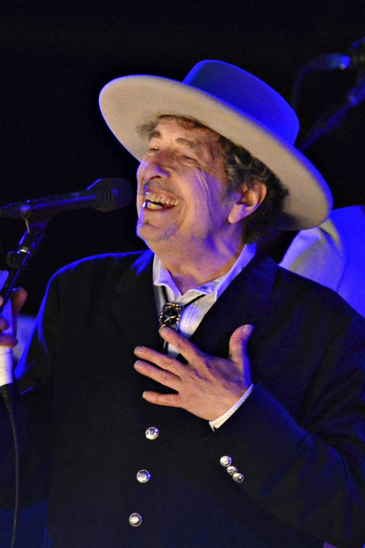 Es gibt nicht wenige, die den Songwriter Bob Dylan als Shakespeare des 20. Jahrhunderts verehren, er war sogar schon für den Literaturnobelpreis im Gespräch. Den braucht er nicht zu seinem 75. Geburtstag (25.5.), sein Kultstatus ist unbestritten. Apropos Markenwert: Vor 125 Jahren wurde die Firma Philips gegründet (15.5.), vor 75 Jahren Sony (7.5.), der Zufall will es, dass in derselben Woche (12.5.1941) Konrad Zuse seinen Z3 vorstellte, den ersten funktionsfähigen Computer der Welt. Der Z3 ist eine bewundernswerte Leistung, aber natürlich heute veraltet, was man von der einen Tag danach (13.5.) auf die Welt gekommene Senta Berger nicht behaupten kann: Ein österreichischer Weltstar, den man bedingungslos verehren muss.