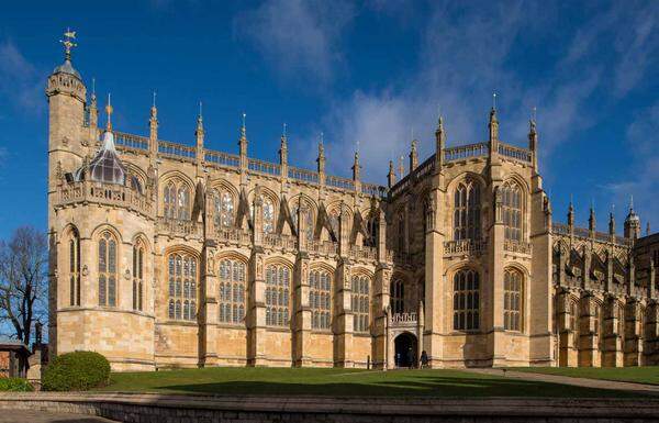 Austragungsort der Trauung ist die St. George's Chapel in Windsor Castle, die rund 800 Gästen Platz bieten kann. Auch 2640 Mitglieder der Öffentlichkeit dürfen an den Feierlichkeiten teilnehmen. Sie werden auf Schloss Windsor eingeladen und können die Ankunft von Braut und Bräutigam und auch die anschließende Kutschenprozession verfolgen.