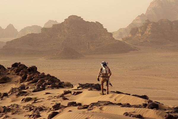 In "Der Marsianer - Rettet Mark Watney" gibt Matt Damon einen Botaniker, der von der Nasa-Crew allein auf dem Roten Planeten zurückgelassen wird. Zum Glück ist er eine Art MacGyver.