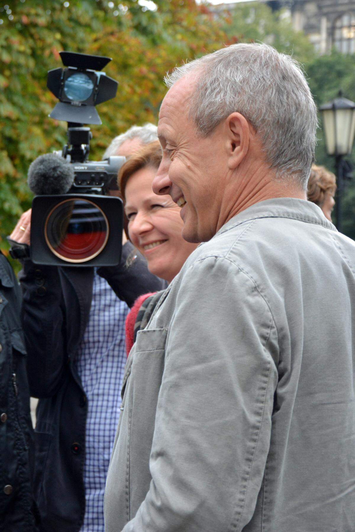 "Wir sind im Übrigen dabei, die Volkspartei im politologischen Sinn als Volkspartei abzulösen", meint Kogler abschließen, nachdem er seine "zehn Minuten überdeutlich überschritten" hatte. Diese Tatsache stört die Anwesenden allerdings wenig - außer vielleicht Sicherheitssprecher Peter Pilz, der sich kurz nach Veranstaltungsbeginn auch schon wieder verabschiedete.