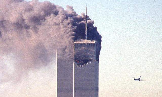 America Under Attack. Ein Foto vom 11.9.2001 zeigt das zweite Passagierflugzeug, dass gerade auf den zweiten Twin Tower in New York zurast. 