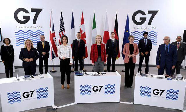 Gruppenfoto der G7-Außenminister in Liverpool mit zwei relativ neuen Gesichtern: Annalena Baerbock und Liz Truss (Mitte).