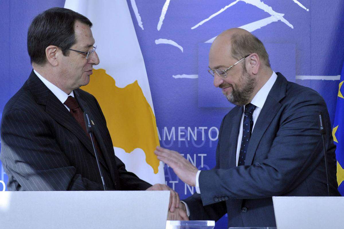 Angesichts anhaltender Vorwürfe der Europartner, ein Paradies für Geldwäsche zu sein, stimmt Nikosia einer unabhängigen Prüfung der Finanzströme auf die Insel zu.(Am Bild: Anastasiades mit dem Präsidenten des Europäischen Parlaments, Martin Schulz) 