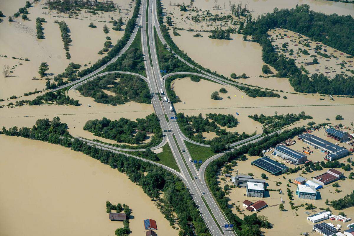 Der vom Donauhochwasser teilweise überschwemmte Landkreis Deggendorf war nach der Teilsperrung der Autobahn 92 fast vollständig vom Umland abgeschnitten