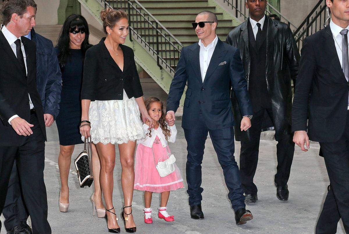 Jennifer Lopez kam zur Show von Chanel mit ihrer damals f&uuml;nfj&auml;hrigen Tochter Emme, die selbst Accessoires im wert von knapp 2000 Euro trug. 