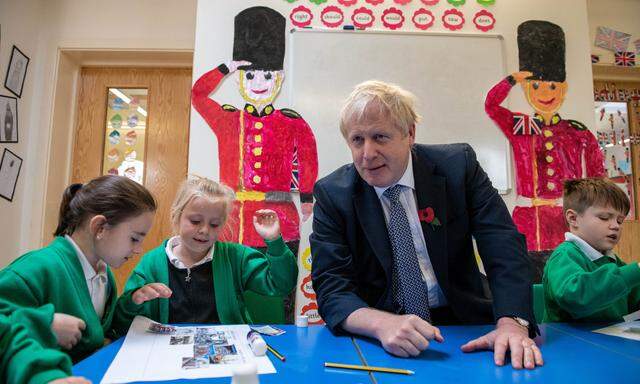 Wahlkampfauftritt mit Kindern. Johnson stattete der Abbots Green Primary Academy einen Besuch ab.