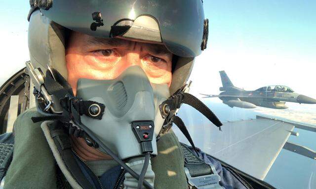 Kommen sich die Jets der Großmächte im östlichen Mittelmeer in die Quere? Auch der türkische Verteidigungsminister flog bei einem Patrouillenflug im Cockpit mit.