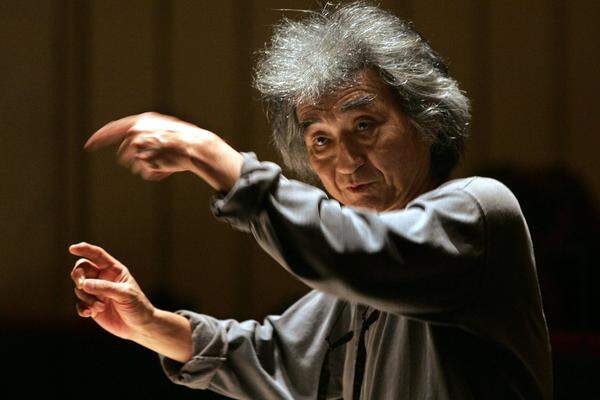 Holenders Vertrag wurde mehrfach verlängert, der letzte bis 2010 Keiner war länger Staatsoperndirektor als er. 2002 engagierte er den japanischen Dirigenten Seiji Ozawa als Musikdirektor. Ozawa hatte die musikalische Leitung bis 2010 inne, ehe ihn Welser-Möst ablöste.