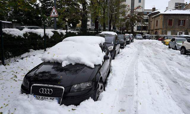 Saint-Etienne in Zentralfrankreich wurde von ungwöhnlichen Schneemassen überrascht.