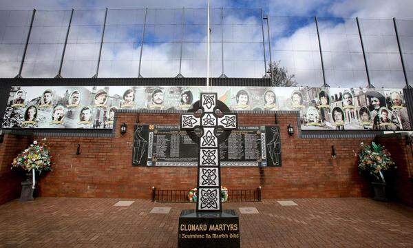 An der Friedensmauer in Westbelfast erinnert auf republikanischer Seite ein Denkmal an getötete IRA-Aktivisten. Die Mauern wurden einst errichtet, um Republikaner und Unionisten voneinander zu trennen. 