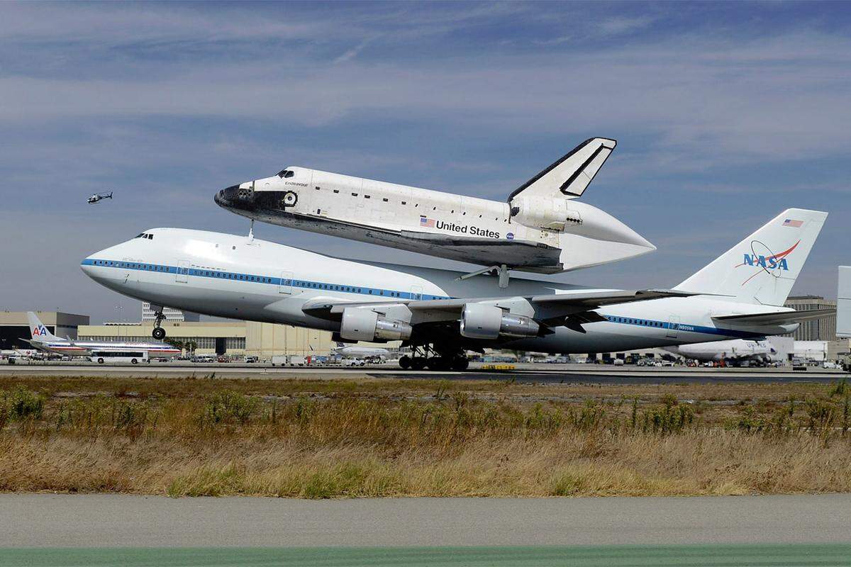 Die Raumfähre "Endeavour" ist zum letzten Mal gelandet. Auf dem Rücken einer umgebauten Boeing 747 landete das Space Shuttle am Freitag auf dem Flughafen in Los Angeles. Endgültige Endstation wird dann im Oktober das California Science Center sein, wo sie dauerhaft ausgestellt werden soll.