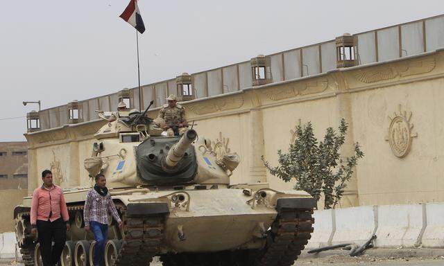 Das berüchtigte Tora-Gefängnis in Kairo ist auch außen gut gesichert (Bild: M-60-Panzer). Ex-Präsident Mursi saß hier nach seinem Sturz 2013 ein. 